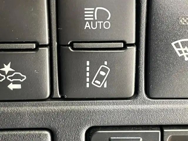 トヨタ ヴォクシー ZS 岩手県 2017(平29)年 6.4万km ホワイトパールクリスタルシャイン ワンオーナー/４WD/オプション12.1型後席モニター/寒冷地仕様/両側パワースライドドア/トヨタセーフティセンスC/プリクラッシュセーフティ/レーンディパーチャーアラート/オートマチックハイビーム/先行車発進告知機能/クルーズコントロール/MTモード付AT/横滑り防止装置/アイドリングストップ/純正オプション10.5型ナビ/フルセグTV/HDMI入力/TVキャンセラー/バックカメラ/ETC/リヤオートエアコン/ロールサンシェード/LEDヘッドランプ/LEDフォグランプ/純正16インチアルミホイール