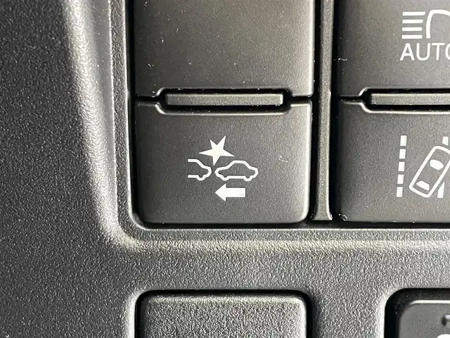 トヨタ ヴォクシー ZS 岩手県 2017(平29)年 6.4万km ホワイトパールクリスタルシャイン ワンオーナー/４WD/オプション12.1型後席モニター/寒冷地仕様/両側パワースライドドア/トヨタセーフティセンスC/プリクラッシュセーフティ/レーンディパーチャーアラート/オートマチックハイビーム/先行車発進告知機能/クルーズコントロール/MTモード付AT/横滑り防止装置/アイドリングストップ/純正オプション10.5型ナビ/フルセグTV/HDMI入力/TVキャンセラー/バックカメラ/ETC/リヤオートエアコン/ロールサンシェード/LEDヘッドランプ/LEDフォグランプ/純正16インチアルミホイール