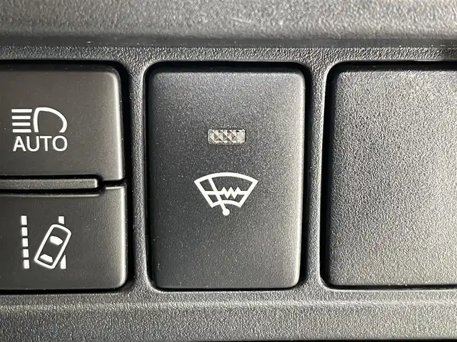 トヨタ ヴォクシー ZS 岩手県 2017(平29)年 6.4万km ホワイトパールクリスタルシャイン ワンオーナー/４WD/オプション12.1型後席モニター/寒冷地仕様/両側パワースライドドア/トヨタセーフティセンスC/プリクラッシュセーフティ/レーンディパーチャーアラート/オートマチックハイビーム/先行車発進告知機能/クルーズコントロール/MTモード付AT/横滑り防止装置/アイドリングストップ/純正オプション10.5型ナビ/フルセグTV/HDMI入力/TVキャンセラー/バックカメラ/ETC/リヤオートエアコン/ロールサンシェード/LEDヘッドランプ/LEDフォグランプ/純正16インチアルミホイール