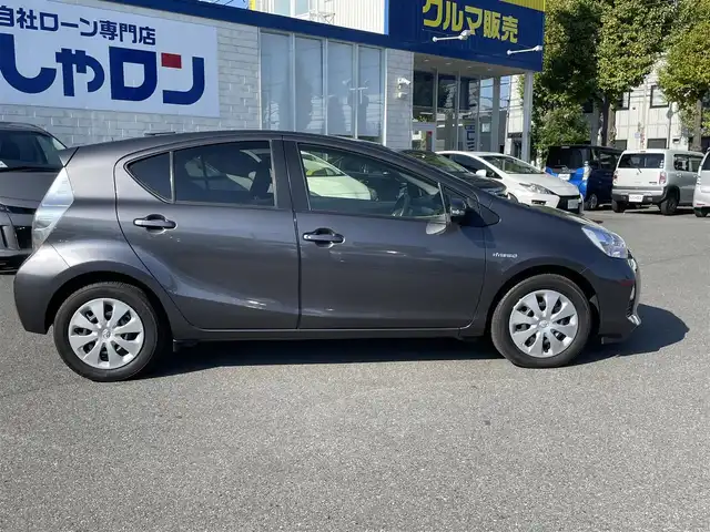 トヨタ アクア 東京都 2014(平26)年 1.5万km グレーメタリック (株)IDOMが運営する【じしゃロン昭島店】の自社ローン専用車両になります。こちらは現金またはオートローンご利用時の価格です。自社ローンご希望の方は別途その旨お申付け下さい/純正ナビ（7インチ）/BT/SD/CD/DVD/ワンセグTV/バックカメラ/社外ETC/ワンオーナー/電動格納ミラー/１５０００ｋｍ
