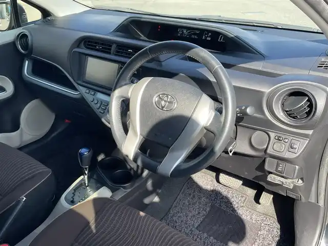 トヨタ アクア 東京都 2014(平26)年 1.5万km グレーメタリック (株)IDOMが運営する【じしゃロン昭島店】の自社ローン専用車両になります。こちらは現金またはオートローンご利用時の価格です。自社ローンご希望の方は別途その旨お申付け下さい/純正ナビ（7インチ）/BT/SD/CD/DVD/ワンセグTV/バックカメラ/社外ETC/ワンオーナー/電動格納ミラー/１５０００ｋｍ