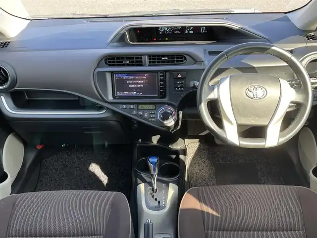 トヨタ アクア 東京都 2014(平26)年 1.5万km グレーメタリック (株)IDOMが運営する【じしゃロン昭島店】の自社ローン専用車両になります。こちらは現金またはオートローンご利用時の価格です。自社ローンご希望の方は別途その旨お申付け下さい/純正ナビ（7インチ）/BT/SD/CD/DVD/ワンセグTV/バックカメラ/社外ETC/ワンオーナー/電動格納ミラー/１５０００ｋｍ