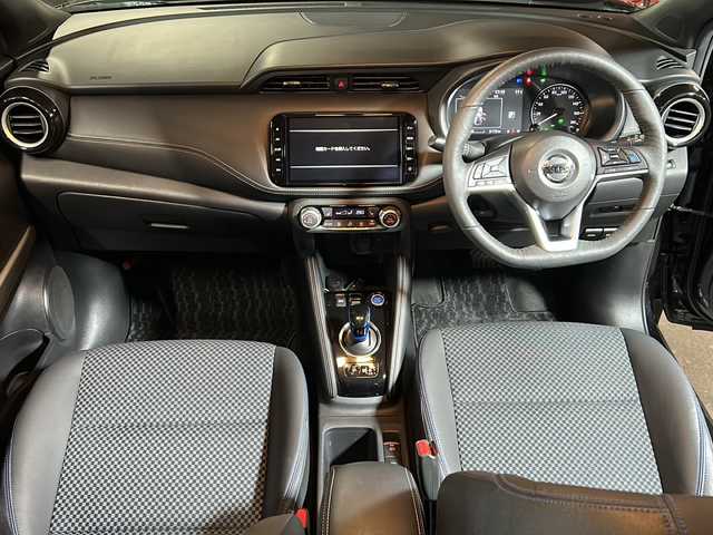 日産 キックス X 静岡県 2020(令2)年 5万km ピュアブラック 純正SDナビ/・CD/・DVD/・フルセグＴＶ/・Bluetooth/・AM/・FM/主要装備/・衝突軽減/・レーンキープ/・追従クルコン/・コーナーセンサー前後/・全方位カメラ/・ビルトインＥＴＣ/・ドラレコ前/・ハーフレザーシート/・シートヒーターD/N席/・ハンドルヒーター/・ステリモ/・ルーフレール/・LEDヘッドライト/・オートハイビーム/・オートライト/・純正フロアマット/・純正アルミホイール/・ホイールロックナット