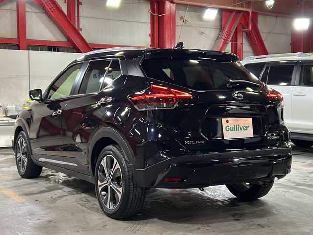 日産 キックス X 静岡県 2020(令2)年 5万km ピュアブラック 純正SDナビ/・CD/・DVD/・フルセグＴＶ/・Bluetooth/・AM/・FM/主要装備/・衝突軽減/・レーンキープ/・追従クルコン/・コーナーセンサー前後/・全方位カメラ/・ビルトインＥＴＣ/・ドラレコ前/・ハーフレザーシート/・シートヒーターD/N席/・ハンドルヒーター/・ステリモ/・ルーフレール/・LEDヘッドライト/・オートハイビーム/・オートライト/・純正フロアマット/・純正アルミホイール/・ホイールロックナット