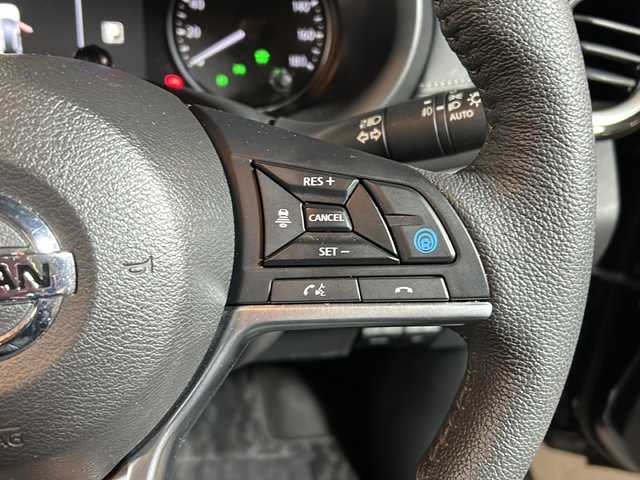 日産 キックス X 静岡県 2020(令2)年 5万km ピュアブラック 純正SDナビ/・CD/・DVD/・フルセグＴＶ/・Bluetooth/・AM/・FM/主要装備/・衝突軽減/・レーンキープ/・追従クルコン/・コーナーセンサー前後/・全方位カメラ/・ビルトインＥＴＣ/・ドラレコ前/・ハーフレザーシート/・シートヒーターD/N席/・ハンドルヒーター/・ステリモ/・ルーフレール/・LEDヘッドライト/・オートハイビーム/・オートライト/・純正フロアマット/・純正アルミホイール/・ホイールロックナット