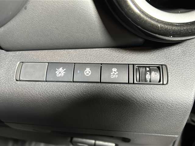 日産 キックス X 静岡県 2020(令2)年 5万km ピュアブラック 純正SDナビ/・CD/・DVD/・フルセグＴＶ/・Bluetooth/・AM/・FM/主要装備/・衝突軽減/・レーンキープ/・追従クルコン/・コーナーセンサー前後/・全方位カメラ/・ビルトインＥＴＣ/・ドラレコ前/・ハーフレザーシート/・シートヒーターD/N席/・ハンドルヒーター/・ステリモ/・ルーフレール/・LEDヘッドライト/・オートハイビーム/・オートライト/・純正フロアマット/・純正アルミホイール/・ホイールロックナット