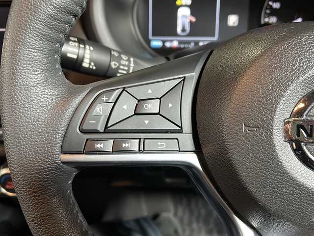 日産 キックス X 静岡県 2020(令2)年 5万km ピュアブラック 純正SDナビ/・CD/・DVD/・フルセグＴＶ/・Bluetooth/・AM/・FM/主要装備/・衝突軽減/・レーンキープ/・追従クルコン/・コーナーセンサー前後/・全方位カメラ/・ビルトインＥＴＣ/・ドラレコ前/・ハーフレザーシート/・シートヒーターD/N席/・ハンドルヒーター/・ステリモ/・ルーフレール/・LEDヘッドライト/・オートハイビーム/・オートライト/・純正フロアマット/・純正アルミホイール/・ホイールロックナット