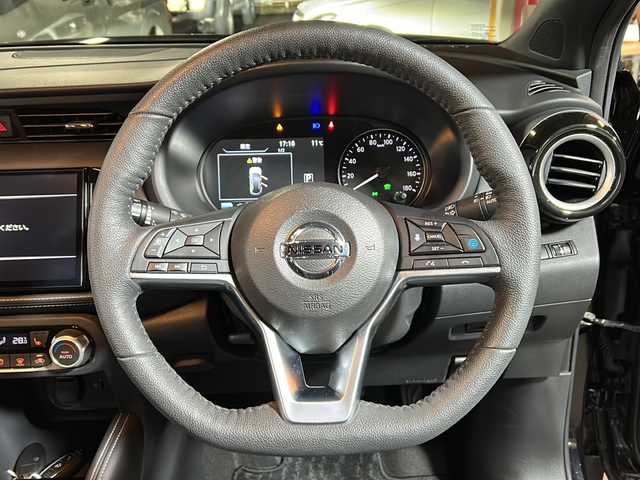 日産 キックス X 静岡県 2020(令2)年 5万km ピュアブラック 純正SDナビ/・CD/・DVD/・フルセグＴＶ/・Bluetooth/・AM/・FM/主要装備/・衝突軽減/・レーンキープ/・追従クルコン/・コーナーセンサー前後/・全方位カメラ/・ビルトインＥＴＣ/・ドラレコ前/・ハーフレザーシート/・シートヒーターD/N席/・ハンドルヒーター/・ステリモ/・ルーフレール/・LEDヘッドライト/・オートハイビーム/・オートライト/・純正フロアマット/・純正アルミホイール/・ホイールロックナット