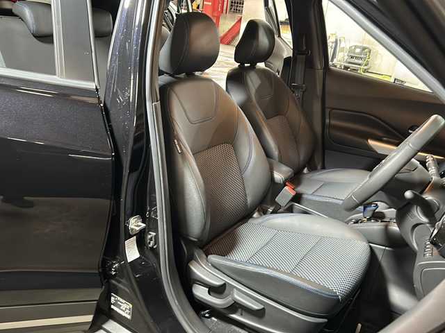 日産 キックス X 静岡県 2020(令2)年 5万km ピュアブラック 純正SDナビ/・CD/・DVD/・フルセグＴＶ/・Bluetooth/・AM/・FM/主要装備/・衝突軽減/・レーンキープ/・追従クルコン/・コーナーセンサー前後/・全方位カメラ/・ビルトインＥＴＣ/・ドラレコ前/・ハーフレザーシート/・シートヒーターD/N席/・ハンドルヒーター/・ステリモ/・ルーフレール/・LEDヘッドライト/・オートハイビーム/・オートライト/・純正フロアマット/・純正アルミホイール/・ホイールロックナット