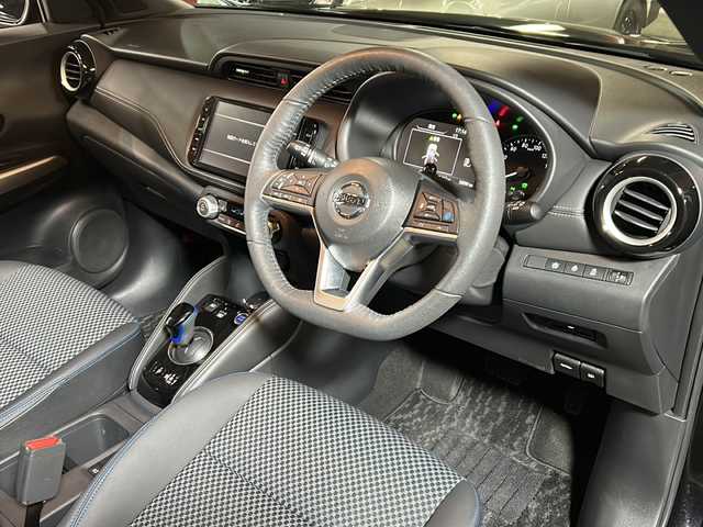 日産 キックス X 静岡県 2020(令2)年 5万km ピュアブラック 純正SDナビ/・CD/・DVD/・フルセグＴＶ/・Bluetooth/・AM/・FM/主要装備/・衝突軽減/・レーンキープ/・追従クルコン/・コーナーセンサー前後/・全方位カメラ/・ビルトインＥＴＣ/・ドラレコ前/・ハーフレザーシート/・シートヒーターD/N席/・ハンドルヒーター/・ステリモ/・ルーフレール/・LEDヘッドライト/・オートハイビーム/・オートライト/・純正フロアマット/・純正アルミホイール/・ホイールロックナット