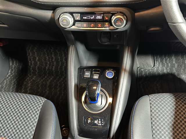 日産 キックス X 静岡県 2020(令2)年 5万km ピュアブラック 純正SDナビ/・CD/・DVD/・フルセグＴＶ/・Bluetooth/・AM/・FM/主要装備/・衝突軽減/・レーンキープ/・追従クルコン/・コーナーセンサー前後/・全方位カメラ/・ビルトインＥＴＣ/・ドラレコ前/・ハーフレザーシート/・シートヒーターD/N席/・ハンドルヒーター/・ステリモ/・ルーフレール/・LEDヘッドライト/・オートハイビーム/・オートライト/・純正フロアマット/・純正アルミホイール/・ホイールロックナット