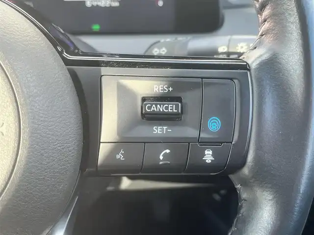 日産 ノート e－パワー X FOUR 島根県 2023(令5)年 6.5万km スーパーブラック 4WD/プロパイロット　/・レーダークルーズコントロール/・レーンアシスト/純正９インチメモリナビ　/(AM/FM/フルセグTV/Ｂｌｕｅｔｏｏｔｈ接続)　/全方位／バックカメラ　/ビルトインＥＴＣ2.0/インテリジェント　エマージェンシーブレーキ/後側方車両検知警報システム/前後コーナーセンサー　/前席シートヒーター　/ステアリングヒーター/電動パーキングブレーキ/オートホールド　/オートハイビーム／ライト/置くだけ充電/純正フロアマット/保証書・取扱説明書・スペアキー1本