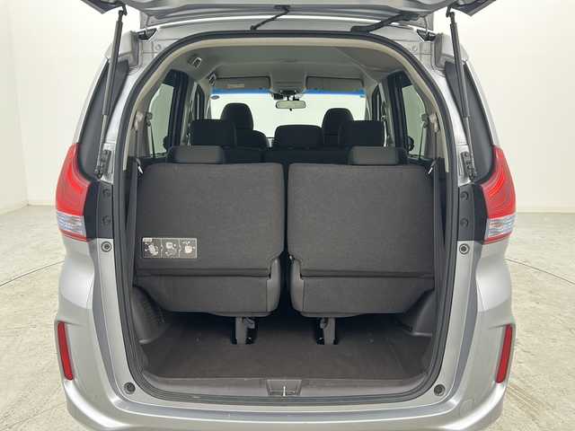 ホンダ フリード ハイブリット G ホンダセンシング 宮城県 2018(平30)年 6万km ルナシルバーM 禁煙車/ホンダセンシング/・衝突軽減ブレーキ/・路外逸脱抑制機能/・先行車発進お知らせ機能/・アダプティブクルーズコントロール/・車線維持支援システム/・標識認識機能/両側パワースライドドア/バックカメラ/純正9インチSDナビ/・BT/SD/DVD/CD/AM/FM/フルセグTV/純正ドライブレコーダー（F/R）/ビルトインETC/ステアリングスイッチ/プッシュスタート/スマートキー/LEDヘッドライト/純正フロアマット/純正15インチホイールキャップ/後席ロールサンシェード/ドアバイザー/横滑り防止装置/アイドリングストップ