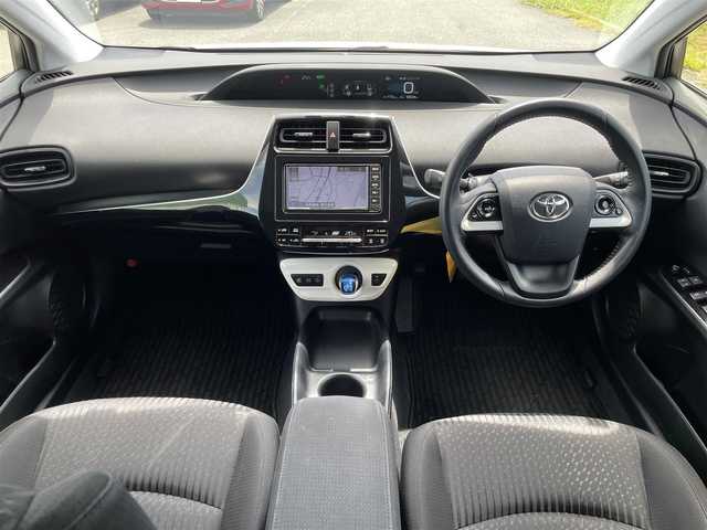 トヨタ プリウス S 福岡県 2018(平30)年 6.9万km スーパーホワイトⅡ エンジンスタートボタン/スマートキー（スペアキー１本）/アイドリングストップ/パワーステアリング/パワーウィンドウ/オートエアコン/ETC/純正SDナビ（CD.BT.ワンセグ）/純正フロアマット/純正アルミホイール/エアロパーツ（F.S.R）/ABS/横滑り防止装置/盗難防止装置/オートライト/W+サイドエアバック/衝突軽減システム/カーテンエアバック
