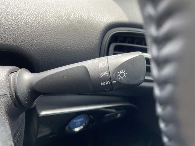 トヨタ プリウス S 福岡県 2018(平30)年 6.9万km スーパーホワイトⅡ エンジンスタートボタン/スマートキー（スペアキー１本）/アイドリングストップ/パワーステアリング/パワーウィンドウ/オートエアコン/ETC/純正SDナビ（CD.BT.ワンセグ）/純正フロアマット/純正アルミホイール/エアロパーツ（F.S.R）/ABS/横滑り防止装置/盗難防止装置/オートライト/W+サイドエアバック/衝突軽減システム/カーテンエアバック