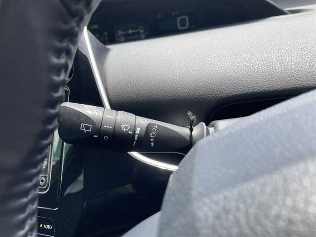 トヨタ プリウス S 福岡県 2018(平30)年 6.9万km スーパーホワイトⅡ エンジンスタートボタン/スマートキー（スペアキー１本）/アイドリングストップ/パワーステアリング/パワーウィンドウ/オートエアコン/ETC/純正SDナビ（CD.BT.ワンセグ）/純正フロアマット/純正アルミホイール/エアロパーツ（F.S.R）/ABS/横滑り防止装置/盗難防止装置/オートライト/W+サイドエアバック/衝突軽減システム/カーテンエアバック