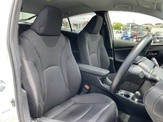 トヨタ プリウス S 福岡県 2018(平30)年 6.9万km スーパーホワイトⅡ エンジンスタートボタン/スマートキー（スペアキー１本）/アイドリングストップ/パワーステアリング/パワーウィンドウ/オートエアコン/ETC/純正SDナビ（CD.BT.ワンセグ）/純正フロアマット/純正アルミホイール/エアロパーツ（F.S.R）/ABS/横滑り防止装置/盗難防止装置/オートライト/W+サイドエアバック/衝突軽減システム/カーテンエアバック