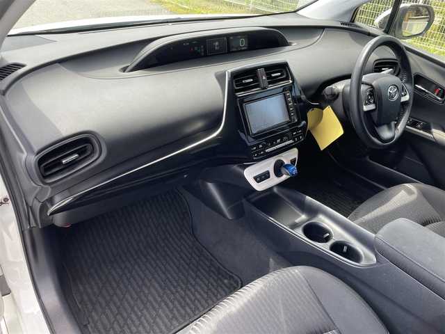トヨタ プリウス S 福岡県 2018(平30)年 6.9万km スーパーホワイトⅡ エンジンスタートボタン/スマートキー（スペアキー１本）/アイドリングストップ/パワーステアリング/パワーウィンドウ/オートエアコン/ETC/純正SDナビ（CD.BT.ワンセグ）/純正フロアマット/純正アルミホイール/エアロパーツ（F.S.R）/ABS/横滑り防止装置/盗難防止装置/オートライト/W+サイドエアバック/衝突軽減システム/カーテンエアバック