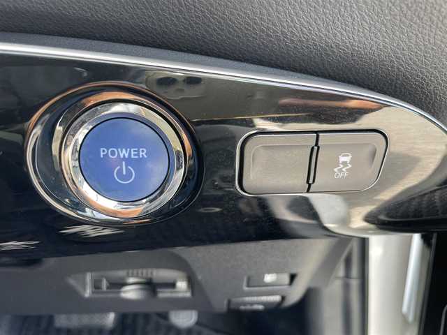 トヨタ プリウス S 福岡県 2018(平30)年 6.9万km スーパーホワイトⅡ エンジンスタートボタン/スマートキー（スペアキー１本）/アイドリングストップ/パワーステアリング/パワーウィンドウ/オートエアコン/ETC/純正SDナビ（CD.BT.ワンセグ）/純正フロアマット/純正アルミホイール/エアロパーツ（F.S.R）/ABS/横滑り防止装置/盗難防止装置/オートライト/W+サイドエアバック/衝突軽減システム/カーテンエアバック