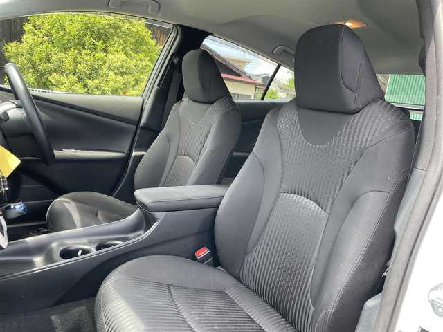 トヨタ プリウス S 福岡県 2018(平30)年 6.9万km スーパーホワイトⅡ エンジンスタートボタン/スマートキー（スペアキー１本）/アイドリングストップ/パワーステアリング/パワーウィンドウ/オートエアコン/ETC/純正SDナビ（CD.BT.ワンセグ）/純正フロアマット/純正アルミホイール/エアロパーツ（F.S.R）/ABS/横滑り防止装置/盗難防止装置/オートライト/W+サイドエアバック/衝突軽減システム/カーテンエアバック