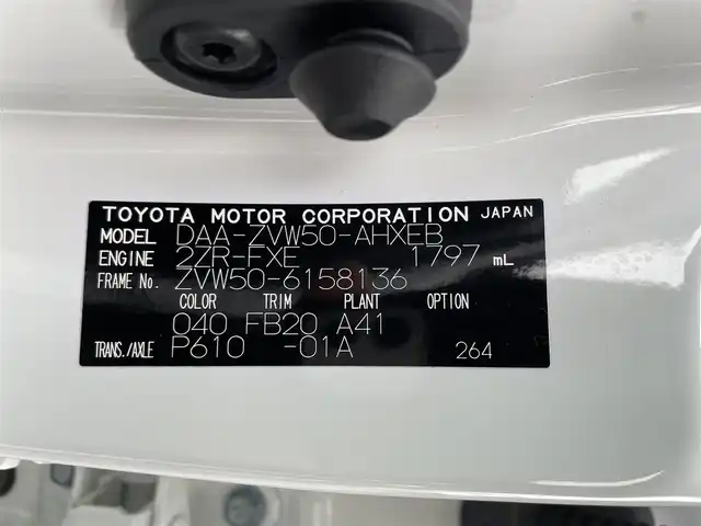 トヨタ プリウス S 佐賀県 2018(平30)年 6.9万km スーパーホワイトⅡ 社外エアロ/純正SDナビゲーション/・ワンセグTV/CD/DVD/SD/Bluetooth/ビルトインETC/プリクラッシュセーフティ/横滑り防止装置/ISOFIX対応/革巻きステアリング/ステアリングリモコン/純正15インチアルミホイール(ホイールキャップ装着)/純正LEDヘッドライト/純正ドアバイザ―/取扱説明書/スペアキー１本