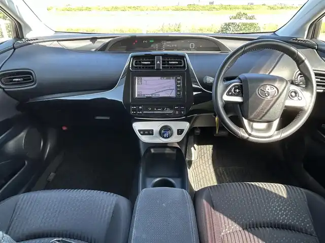 トヨタ プリウス S 佐賀県 2018(平30)年 6.9万km スーパーホワイトⅡ 社外エアロ/純正SDナビゲーション/・ワンセグTV/CD/DVD/SD/Bluetooth/ビルトインETC/プリクラッシュセーフティ/横滑り防止装置/ISOFIX対応/革巻きステアリング/ステアリングリモコン/純正15インチアルミホイール(ホイールキャップ装着)/純正LEDヘッドライト/純正ドアバイザ―/取扱説明書/スペアキー１本