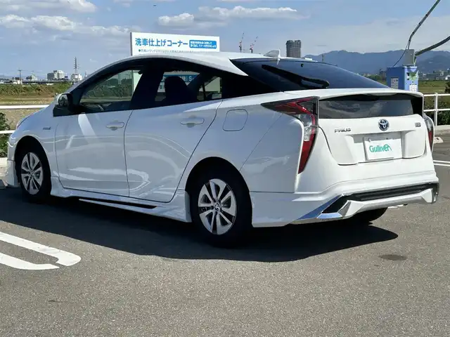 トヨタ プリウス S 佐賀県 2018(平30)年 6.9万km スーパーホワイトⅡ 社外エアロ/純正SDナビゲーション/・ワンセグTV/CD/DVD/SD/Bluetooth/ビルトインETC/プリクラッシュセーフティ/横滑り防止装置/ISOFIX対応/革巻きステアリング/ステアリングリモコン/純正15インチアルミホイール(ホイールキャップ装着)/純正LEDヘッドライト/純正ドアバイザ―/取扱説明書/スペアキー１本