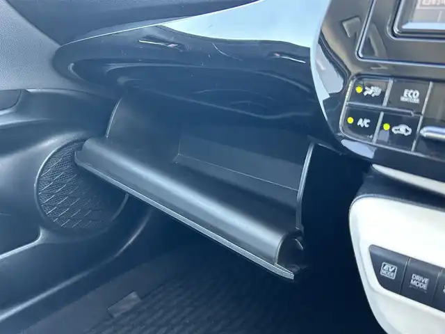 トヨタ プリウス S 佐賀県 2018(平30)年 6.9万km スーパーホワイトⅡ 社外エアロ/純正SDナビゲーション/・ワンセグTV/CD/DVD/SD/Bluetooth/ビルトインETC/プリクラッシュセーフティ/横滑り防止装置/ISOFIX対応/革巻きステアリング/ステアリングリモコン/純正15インチアルミホイール(ホイールキャップ装着)/純正LEDヘッドライト/純正ドアバイザ―/取扱説明書/スペアキー１本