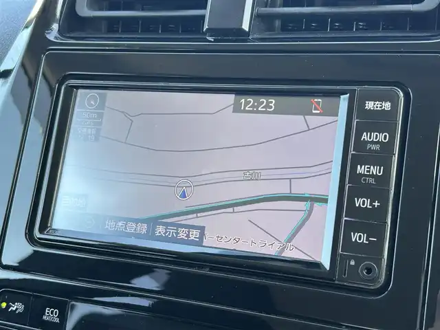 トヨタ プリウス S 佐賀県 2018(平30)年 6.9万km スーパーホワイトⅡ 社外エアロ/純正SDナビゲーション/・ワンセグTV/CD/DVD/SD/Bluetooth/ビルトインETC/プリクラッシュセーフティ/横滑り防止装置/ISOFIX対応/革巻きステアリング/ステアリングリモコン/純正15インチアルミホイール(ホイールキャップ装着)/純正LEDヘッドライト/純正ドアバイザ―/取扱説明書/スペアキー１本