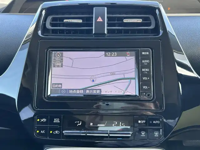 トヨタ プリウス S 佐賀県 2018(平30)年 6.9万km スーパーホワイトⅡ 社外エアロ/純正SDナビゲーション/・ワンセグTV/CD/DVD/SD/Bluetooth/ビルトインETC/プリクラッシュセーフティ/横滑り防止装置/ISOFIX対応/革巻きステアリング/ステアリングリモコン/純正15インチアルミホイール(ホイールキャップ装着)/純正LEDヘッドライト/純正ドアバイザ―/取扱説明書/スペアキー１本