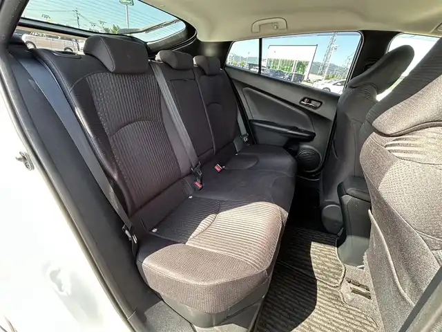 トヨタ プリウス S 佐賀県 2018(平30)年 6.9万km スーパーホワイトⅡ 社外エアロ/純正SDナビゲーション/・ワンセグTV/CD/DVD/SD/Bluetooth/ビルトインETC/プリクラッシュセーフティ/横滑り防止装置/ISOFIX対応/革巻きステアリング/ステアリングリモコン/純正15インチアルミホイール(ホイールキャップ装着)/純正LEDヘッドライト/純正ドアバイザ―/取扱説明書/スペアキー１本