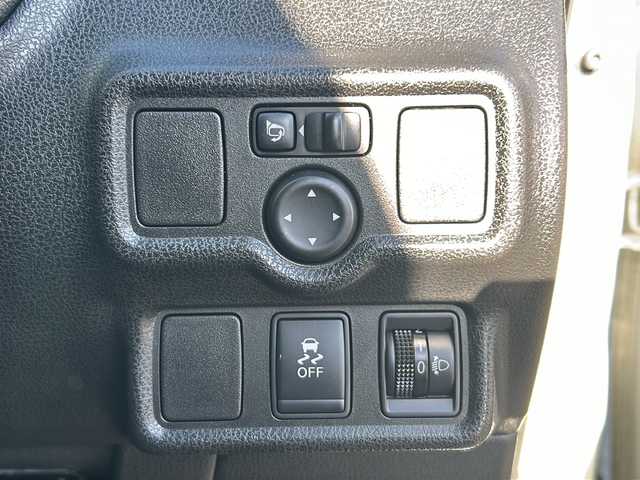 日産 ノート X FOUR 福島県 2013(平25)年 5.8万km ブリリアントホワイトパール パートタイム４ＷＤ　純正ＳＤナビ　バックカメラ　純正エンジンスターター　純正ホイールカバー付き冬タイヤ車載　純フロアマット　電動格納ミラー　ドラレコ　フルセグＴＶ　スペアキー　ＥＴＣ　Ｐスタート