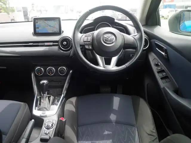 マツダ デミオ 13S 千葉県 2014(平26)年 5.1万km ダイナミックブルーマイカ スマートシティブレーキサポート/エコアイドル/純正SDナビ/地デジTV/【DVD/CD再生機能　Bluetooth接続】/バックカメラ/革巻きステアリング/ステアリングスイッチ/LEDヘッドライト/ウインカーミラー/純正15インチアルミホイル/サイド/カーテンエアバッグ/アドバンストキーレスエントリー