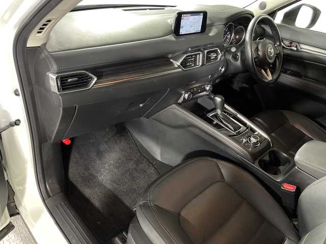 マツダ ＣＸ－５ XD Lパッケージ 神奈川県 2018(平30)年 6.8万km スノーフレイクホワイトパールマイカ マツダコネクトSDナビゲーション/フルセグ　CD DVD　AM FM Bluetooth　USB　AUX/360度ビューモニター/BOSEサウンドシステム/電動リアゲート/アドバンストスマートシティブレーキサポート/後退時スマートシティブレーキサポート/誤発進抑制機能/スマートシティブレーキサポート/レーダークルーズコントロール/ブラインドスポットモニタリング/車線逸脱警報システム/レーンキープアシストシステム/リアパーキングセンサー/ドライバーアテンションアラート/オートハイビーム/ステリングヒーター/標識認識システム/クリアランスソナー/アイドリングストップ/電子パーキング/オートホールド/本革シート/全席シートヒーター/前席パワーシート