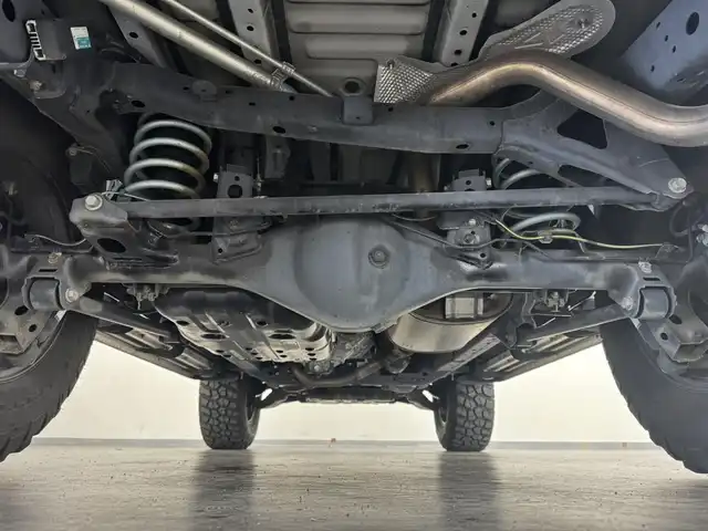 トヨタ ＦＪクルーザー カラーパッケージ 三重県 2017(平29)年 5.3万km ホワイト ガソリン/4WD/フロア5AT/ストラーダ 7インチナビ CN-RE03WD/（FM/AM/SD/iPod/TV/USB/Bluetooth/MEMORY MUSIC/CD/DVD/VTR）/バックカメラ/ETC/安全/・バックソナー/・SRS 前席サイドエアバッグ＆前後席カーテンシールドエアバッグ/・EBD付ABS/装備/・【OP】アクティブトラクションコントロール［A-TRAC］/・【OP】ウインドシールドデアイサー/・【OP】サイドステップ/・【OP】間欠リヤワイパー/・クルーズコントロール/・マニュアルエアコン/・ステアリングスイッチ/・リヤフォグランプ/・チルトステアリング/・電動調整ドアミラー＆広角フェンダーミラー/・285/70R17 グッドリッチ・マッドテレーンタイヤ＆17×●Jアルミホイール/・リモコンキーx2、スペアメカキーx1/など