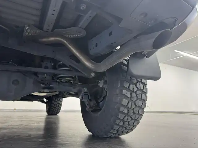 トヨタ ＦＪクルーザー カラーパッケージ 三重県 2017(平29)年 5.3万km ホワイト ガソリン/4WD/フロア5AT/ストラーダ 7インチナビ CN-RE03WD/（FM/AM/SD/iPod/TV/USB/Bluetooth/MEMORY MUSIC/CD/DVD/VTR）/バックカメラ/ETC/安全/・バックソナー/・SRS 前席サイドエアバッグ＆前後席カーテンシールドエアバッグ/・EBD付ABS/装備/・【OP】アクティブトラクションコントロール［A-TRAC］/・【OP】ウインドシールドデアイサー/・【OP】サイドステップ/・【OP】間欠リヤワイパー/・クルーズコントロール/・マニュアルエアコン/・ステアリングスイッチ/・リヤフォグランプ/・チルトステアリング/・電動調整ドアミラー＆広角フェンダーミラー/・285/70R17 グッドリッチ・マッドテレーンタイヤ＆17×●Jアルミホイール/・リモコンキーx2、スペアメカキーx1/など