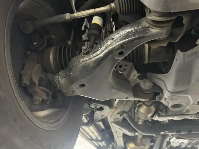 トヨタ ＦＪクルーザー カラーパッケージ 三重県 2017(平29)年 5.3万km ホワイト ガソリン/4WD/フロア5AT/ストラーダ 7インチナビ CN-RE03WD/（FM/AM/SD/iPod/TV/USB/Bluetooth/MEMORY MUSIC/CD/DVD/VTR）/バックカメラ/ETC/安全/・バックソナー/・SRS 前席サイドエアバッグ＆前後席カーテンシールドエアバッグ/・EBD付ABS/装備/・【OP】アクティブトラクションコントロール［A-TRAC］/・【OP】ウインドシールドデアイサー/・【OP】サイドステップ/・【OP】間欠リヤワイパー/・クルーズコントロール/・マニュアルエアコン/・ステアリングスイッチ/・リヤフォグランプ/・チルトステアリング/・電動調整ドアミラー＆広角フェンダーミラー/・285/70R17 グッドリッチ・マッドテレーンタイヤ＆17×●Jアルミホイール/・リモコンキーx2、スペアメカキーx1/など