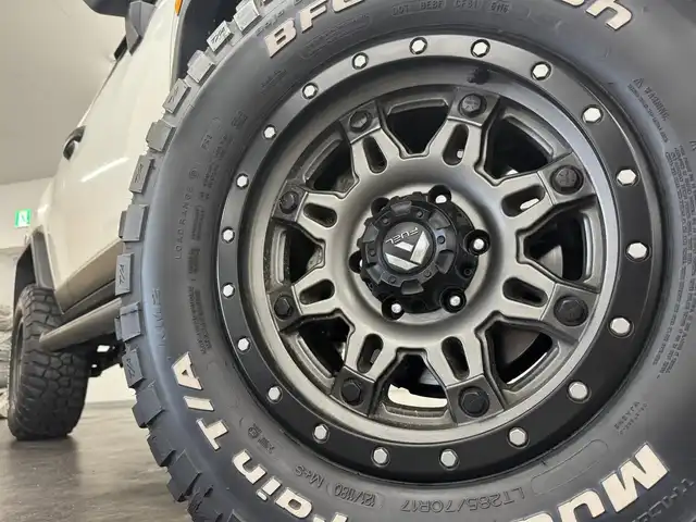 トヨタ ＦＪクルーザー カラーパッケージ 三重県 2017(平29)年 5.3万km ホワイト ガソリン/4WD/フロア5AT/ストラーダ 7インチナビ CN-RE03WD/（FM/AM/SD/iPod/TV/USB/Bluetooth/MEMORY MUSIC/CD/DVD/VTR）/バックカメラ/ETC/安全/・バックソナー/・SRS 前席サイドエアバッグ＆前後席カーテンシールドエアバッグ/・EBD付ABS/装備/・【OP】アクティブトラクションコントロール［A-TRAC］/・【OP】ウインドシールドデアイサー/・【OP】サイドステップ/・【OP】間欠リヤワイパー/・クルーズコントロール/・マニュアルエアコン/・ステアリングスイッチ/・リヤフォグランプ/・チルトステアリング/・電動調整ドアミラー＆広角フェンダーミラー/・285/70R17 グッドリッチ・マッドテレーンタイヤ＆17×●Jアルミホイール/・リモコンキーx2、スペアメカキーx1/など