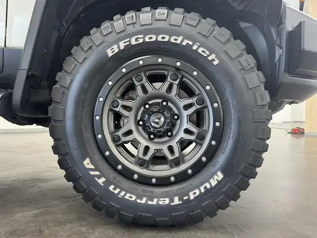 トヨタ ＦＪクルーザー カラーパッケージ 三重県 2017(平29)年 5.3万km ホワイト ガソリン/4WD/フロア5AT/ストラーダ 7インチナビ CN-RE03WD/（FM/AM/SD/iPod/TV/USB/Bluetooth/MEMORY MUSIC/CD/DVD/VTR）/バックカメラ/ETC/安全/・バックソナー/・SRS 前席サイドエアバッグ＆前後席カーテンシールドエアバッグ/・EBD付ABS/装備/・【OP】アクティブトラクションコントロール［A-TRAC］/・【OP】ウインドシールドデアイサー/・【OP】サイドステップ/・【OP】間欠リヤワイパー/・クルーズコントロール/・マニュアルエアコン/・ステアリングスイッチ/・リヤフォグランプ/・チルトステアリング/・電動調整ドアミラー＆広角フェンダーミラー/・285/70R17 グッドリッチ・マッドテレーンタイヤ＆17×●Jアルミホイール/・リモコンキーx2、スペアメカキーx1/など