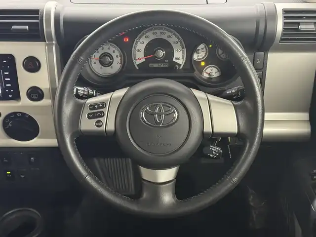 トヨタ ＦＪクルーザー カラーパッケージ 三重県 2017(平29)年 5.3万km ホワイト ガソリン/4WD/フロア5AT/ストラーダ 7インチナビ CN-RE03WD/（FM/AM/SD/iPod/TV/USB/Bluetooth/MEMORY MUSIC/CD/DVD/VTR）/バックカメラ/ETC/安全/・バックソナー/・SRS 前席サイドエアバッグ＆前後席カーテンシールドエアバッグ/・EBD付ABS/装備/・【OP】アクティブトラクションコントロール［A-TRAC］/・【OP】ウインドシールドデアイサー/・【OP】サイドステップ/・【OP】間欠リヤワイパー/・クルーズコントロール/・マニュアルエアコン/・ステアリングスイッチ/・リヤフォグランプ/・チルトステアリング/・電動調整ドアミラー＆広角フェンダーミラー/・285/70R17 グッドリッチ・マッドテレーンタイヤ＆17×●Jアルミホイール/・リモコンキーx2、スペアメカキーx1/など