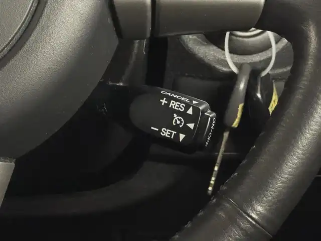 トヨタ ＦＪクルーザー カラーパッケージ 三重県 2017(平29)年 5.3万km ホワイト ガソリン/4WD/フロア5AT/ストラーダ 7インチナビ CN-RE03WD/（FM/AM/SD/iPod/TV/USB/Bluetooth/MEMORY MUSIC/CD/DVD/VTR）/バックカメラ/ETC/安全/・バックソナー/・SRS 前席サイドエアバッグ＆前後席カーテンシールドエアバッグ/・EBD付ABS/装備/・【OP】アクティブトラクションコントロール［A-TRAC］/・【OP】ウインドシールドデアイサー/・【OP】サイドステップ/・【OP】間欠リヤワイパー/・クルーズコントロール/・マニュアルエアコン/・ステアリングスイッチ/・リヤフォグランプ/・チルトステアリング/・電動調整ドアミラー＆広角フェンダーミラー/・285/70R17 グッドリッチ・マッドテレーンタイヤ＆17×●Jアルミホイール/・リモコンキーx2、スペアメカキーx1/など