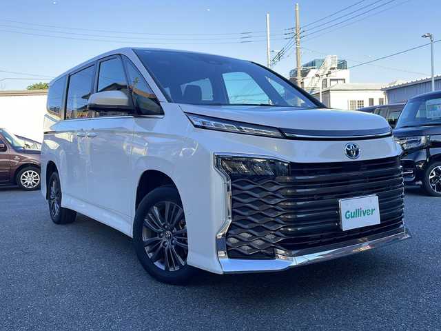 トヨタ ヴォクシー ハイブリッド S－Z 埼玉県 2023(令5)年 1.5万km ホワイトパールクリスタルシャイン Toyota Safety Sense/純正メモリナビ/　　Bluetooth/CD/DVD/ブルーレイ/フルセグ/HDMI/純正フリップダウンモニター/パノラミックビューモニター/両側パワースライドドア/パワーバックドア/レーダークルーズコントロール/LEDオートヘッドライト、オートマチックハイビーム/ハーフレザーシート/全席シートヒーター/純正16インチアルミホイール/パーキングアシスト/USBポート/100V充電/横滑り防止装置/ETC2.0/禁煙車/保証書/取扱説明書/スペアキー
