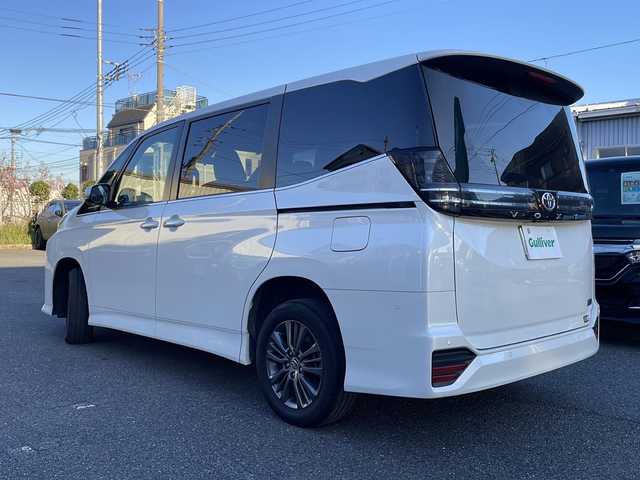 トヨタ ヴォクシー ハイブリッド S－Z 埼玉県 2023(令5)年 1.5万km ホワイトパールクリスタルシャイン Toyota Safety Sense/純正メモリナビ/　　Bluetooth/CD/DVD/ブルーレイ/フルセグ/HDMI/純正フリップダウンモニター/パノラミックビューモニター/両側パワースライドドア/パワーバックドア/レーダークルーズコントロール/LEDオートヘッドライト、オートマチックハイビーム/ハーフレザーシート/全席シートヒーター/純正16インチアルミホイール/パーキングアシスト/USBポート/100V充電/横滑り防止装置/ETC2.0/禁煙車/保証書/取扱説明書/スペアキー