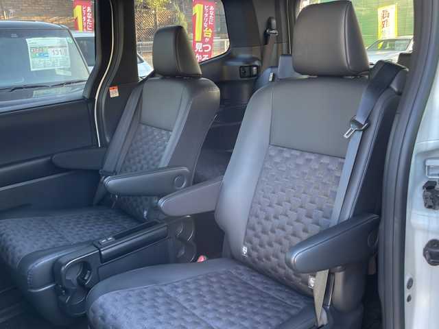 トヨタ ヴォクシー ハイブリッド S－Z 埼玉県 2023(令5)年 1.5万km ホワイトパールクリスタルシャイン Toyota Safety Sense/純正メモリナビ/　　Bluetooth/CD/DVD/ブルーレイ/フルセグ/HDMI/純正フリップダウンモニター/パノラミックビューモニター/両側パワースライドドア/パワーバックドア/レーダークルーズコントロール/LEDオートヘッドライト、オートマチックハイビーム/ハーフレザーシート/全席シートヒーター/純正16インチアルミホイール/パーキングアシスト/USBポート/100V充電/横滑り防止装置/ETC2.0/禁煙車/保証書/取扱説明書/スペアキー