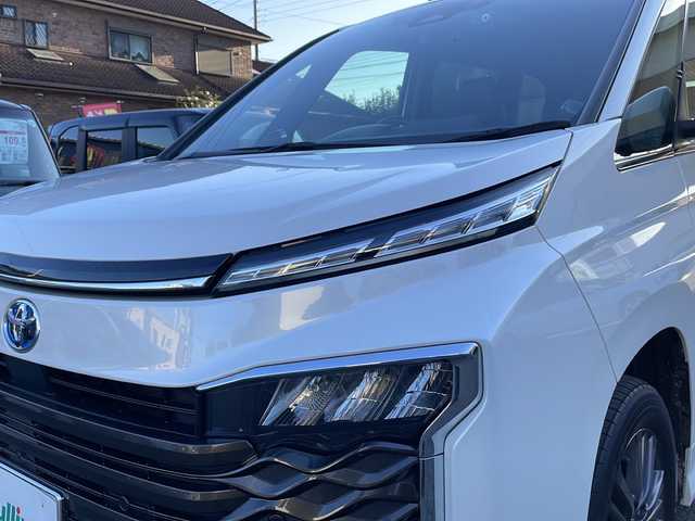 トヨタ ヴォクシー ハイブリッド S－Z 埼玉県 2023(令5)年 1.5万km ホワイトパールクリスタルシャイン Toyota Safety Sense/純正メモリナビ/　　Bluetooth/CD/DVD/ブルーレイ/フルセグ/HDMI/純正フリップダウンモニター/パノラミックビューモニター/両側パワースライドドア/パワーバックドア/レーダークルーズコントロール/LEDオートヘッドライト、オートマチックハイビーム/ハーフレザーシート/全席シートヒーター/純正16インチアルミホイール/パーキングアシスト/USBポート/100V充電/横滑り防止装置/ETC2.0/禁煙車/保証書/取扱説明書/スペアキー