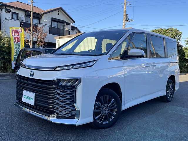 トヨタ ヴォクシー ハイブリッド S－Z 埼玉県 2023(令5)年 1.5万km ホワイトパールクリスタルシャイン Toyota Safety Sense/純正メモリナビ/　　Bluetooth/CD/DVD/ブルーレイ/フルセグ/HDMI/純正フリップダウンモニター/パノラミックビューモニター/両側パワースライドドア/パワーバックドア/レーダークルーズコントロール/LEDオートヘッドライト、オートマチックハイビーム/ハーフレザーシート/全席シートヒーター/純正16インチアルミホイール/パーキングアシスト/USBポート/100V充電/横滑り防止装置/ETC2.0/禁煙車/保証書/取扱説明書/スペアキー