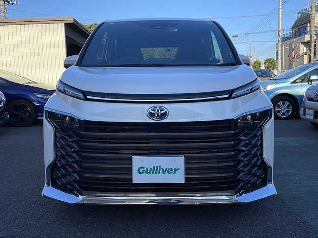 トヨタ ヴォクシー ハイブリッド S－Z 埼玉県 2023(令5)年 1.5万km ホワイトパールクリスタルシャイン Toyota Safety Sense/純正メモリナビ/　　Bluetooth/CD/DVD/ブルーレイ/フルセグ/HDMI/純正フリップダウンモニター/パノラミックビューモニター/両側パワースライドドア/パワーバックドア/レーダークルーズコントロール/LEDオートヘッドライト、オートマチックハイビーム/ハーフレザーシート/全席シートヒーター/純正16インチアルミホイール/パーキングアシスト/USBポート/100V充電/横滑り防止装置/ETC2.0/禁煙車/保証書/取扱説明書/スペアキー