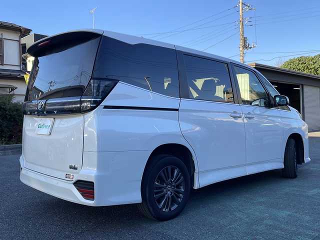 トヨタ ヴォクシー ハイブリッド S－Z 埼玉県 2023(令5)年 1.5万km ホワイトパールクリスタルシャイン Toyota Safety Sense/純正メモリナビ/　　Bluetooth/CD/DVD/ブルーレイ/フルセグ/HDMI/純正フリップダウンモニター/パノラミックビューモニター/両側パワースライドドア/パワーバックドア/レーダークルーズコントロール/LEDオートヘッドライト、オートマチックハイビーム/ハーフレザーシート/全席シートヒーター/純正16インチアルミホイール/パーキングアシスト/USBポート/100V充電/横滑り防止装置/ETC2.0/禁煙車/保証書/取扱説明書/スペアキー