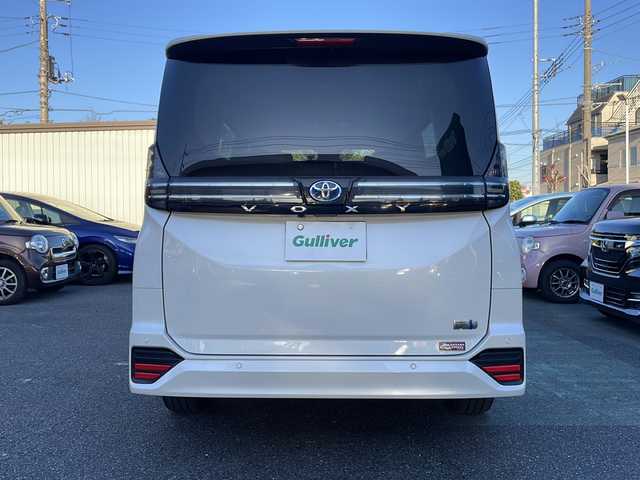 トヨタ ヴォクシー ハイブリッド S－Z 埼玉県 2023(令5)年 1.5万km ホワイトパールクリスタルシャイン Toyota Safety Sense/純正メモリナビ/　　Bluetooth/CD/DVD/ブルーレイ/フルセグ/HDMI/純正フリップダウンモニター/パノラミックビューモニター/両側パワースライドドア/パワーバックドア/レーダークルーズコントロール/LEDオートヘッドライト、オートマチックハイビーム/ハーフレザーシート/全席シートヒーター/純正16インチアルミホイール/パーキングアシスト/USBポート/100V充電/横滑り防止装置/ETC2.0/禁煙車/保証書/取扱説明書/スペアキー