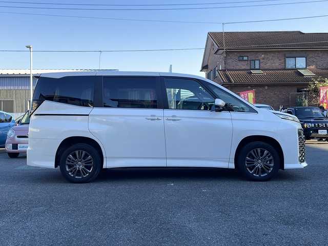 トヨタ ヴォクシー ハイブリッド S－Z 埼玉県 2023(令5)年 1.5万km ホワイトパールクリスタルシャイン Toyota Safety Sense/純正メモリナビ/　　Bluetooth/CD/DVD/ブルーレイ/フルセグ/HDMI/純正フリップダウンモニター/パノラミックビューモニター/両側パワースライドドア/パワーバックドア/レーダークルーズコントロール/LEDオートヘッドライト、オートマチックハイビーム/ハーフレザーシート/全席シートヒーター/純正16インチアルミホイール/パーキングアシスト/USBポート/100V充電/横滑り防止装置/ETC2.0/禁煙車/保証書/取扱説明書/スペアキー